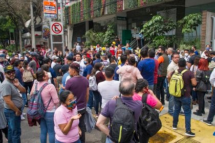 Habitantes de la Ciudad de México durante el poderoso terremoto del 23 de junio (Foto: Claudio Cruz / AFP)