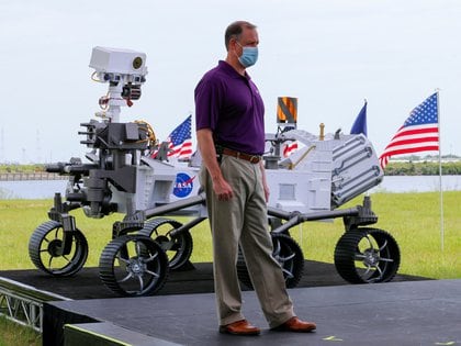 El director de la NASA, Jim Bridenstine, comienza una conferencia de prensa con una maqueta 1/1 del robot que recorrerá Marte. REUTERS/Joe Skipper