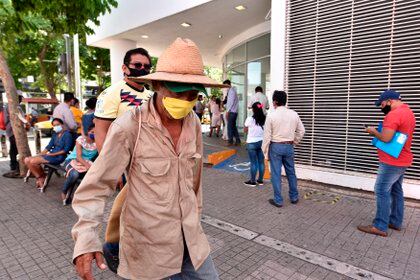 Personas al exterior de un Hospital en Vallarta, esperando resultados de sus familiares enfermos de covid (Foto: EFE/Jaime Avalos)
