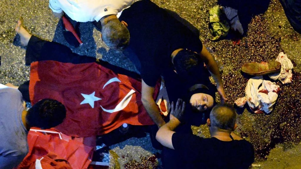 Enfrentamientos en las calles de Ankara dejaron decenas de muertos (Reuters)