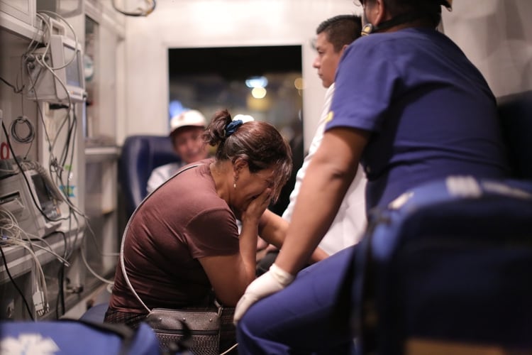 Una mujer llora mientras es atendida por los mÃ©dicos (Luka GONZALES / AFP)
