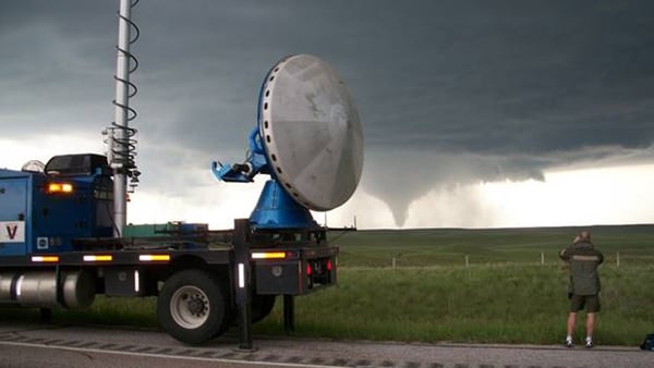 Uno de los radares móviles que se desplegarán en tierra para cercar las tormentas