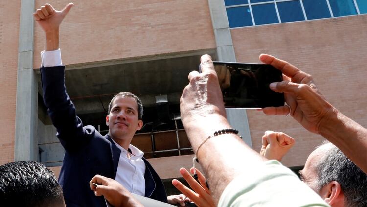 Juan GuaidÃ³ saluda a la gente que lo recibiÃ³ en el aeropuerto SimÃ³n BolÃ­var (REUTERS/Carlos Jasso)