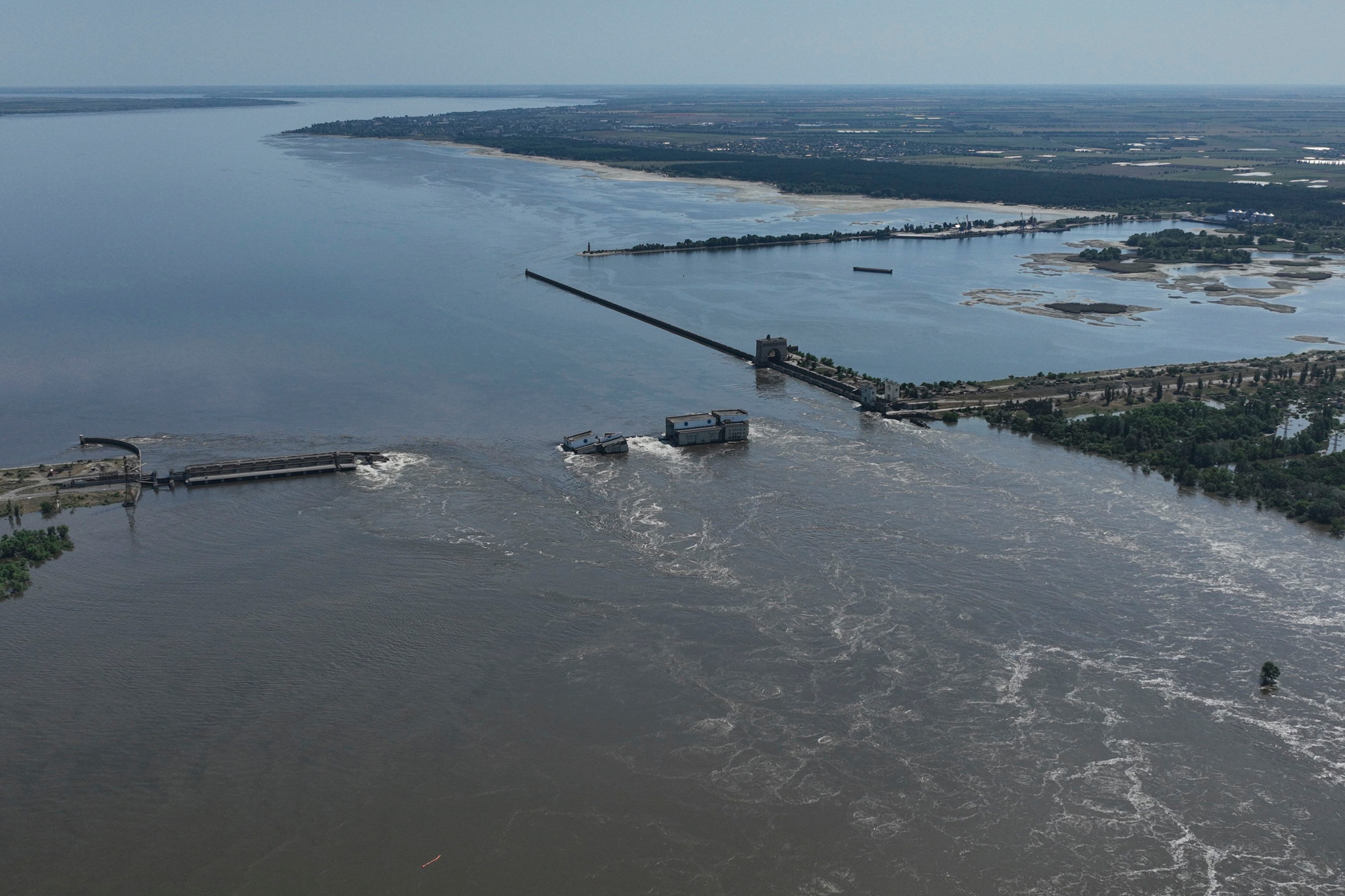 Agua desbordada después de la ruptura de la presa Kajovka, el miércoles 7 de junio de 2023, cerca del territorio ucraniano de Kajovka, bajo control de Rusia. (AP Foto, archivo)