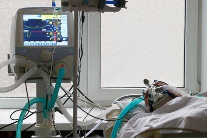 Un paciente internado en terapia intensiva evoluciona bien mientras es tratado con respirador y terapias en el hospital central de Kiev, en Ucrania - REUTERS/Gleb Garanich