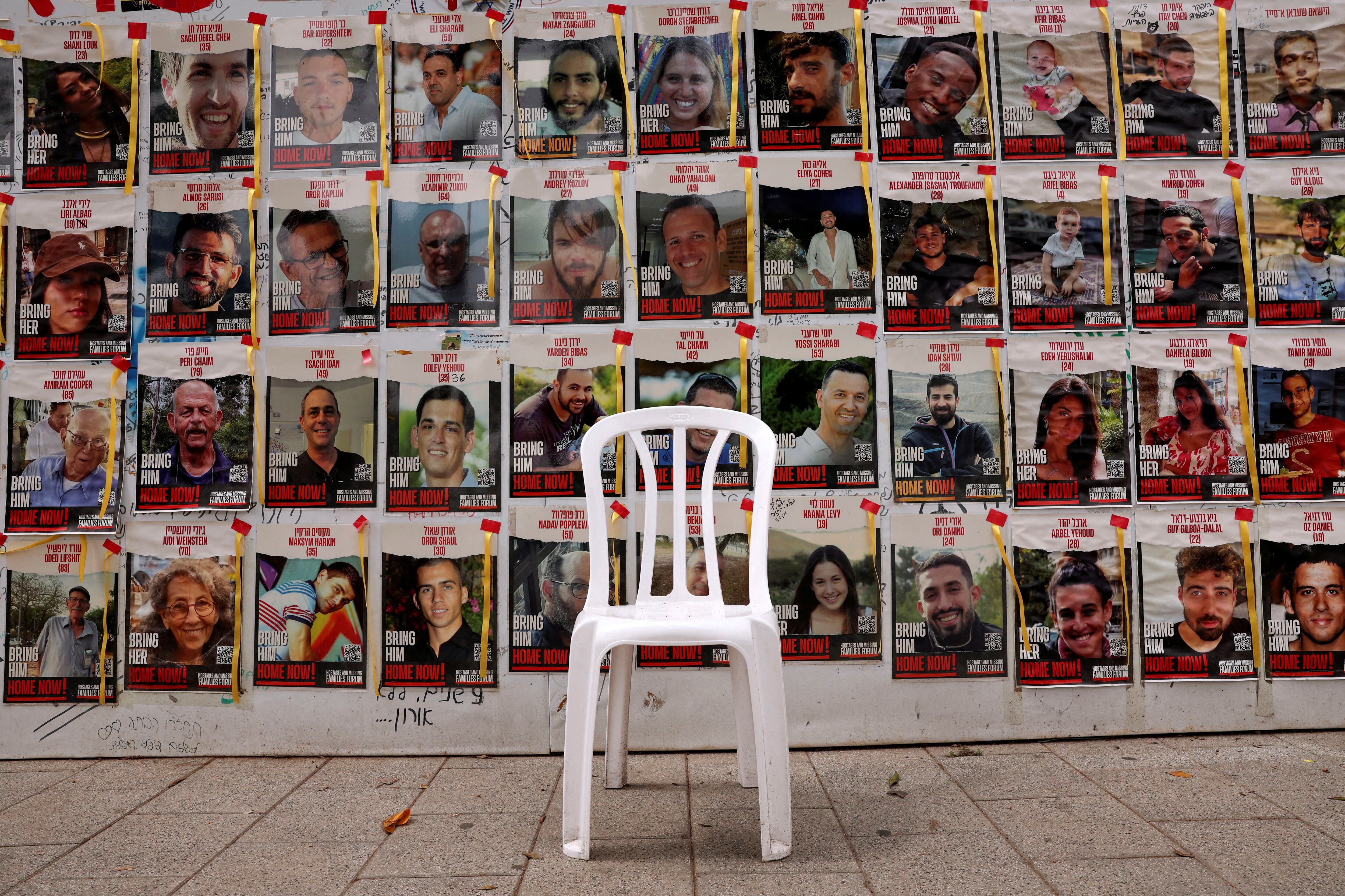 Fotografías de rehenes que fueron secuestrados durante el ataque del 7 de octubre contra Israel (REUTERS/Shannon Stapleton)