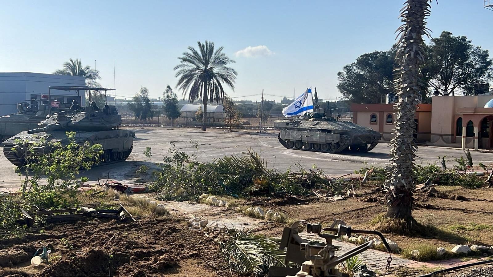 Tanques de Irsael en el lafo de Gaza del paso fronterizo de Rafah en una imagen proporcionada por las Fuerzas Armadas de Israel (REUTERS)