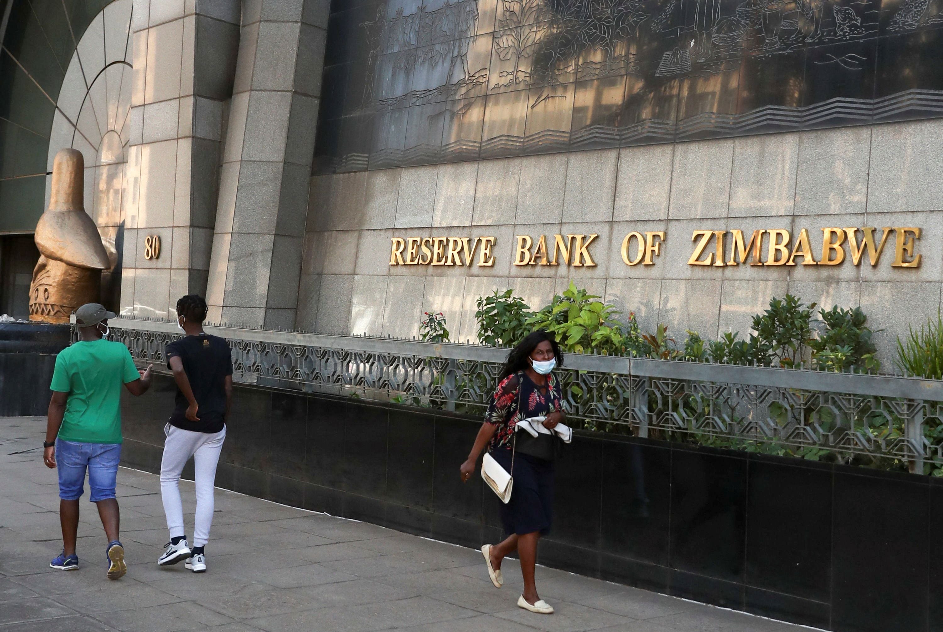 El dólar zimbabuense es rechazado por los ahorristas. La inflación el año pasado llegó al 200% REUTERS/Philimon Bulawayo