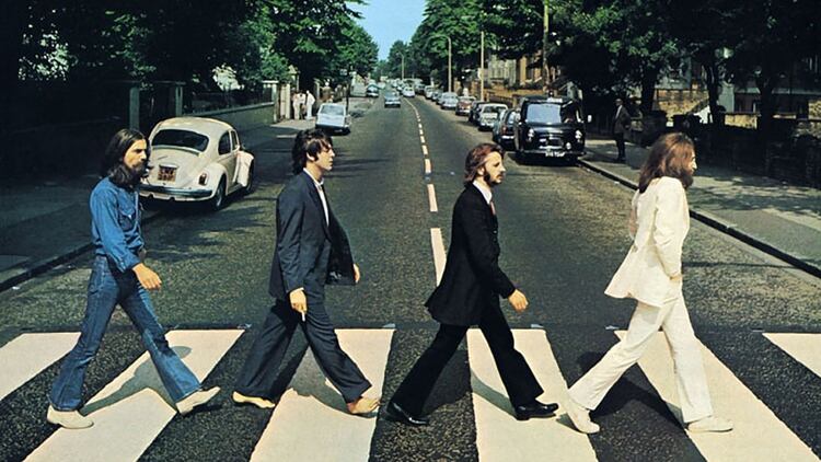 Los cuatro Beatles y Cole observando al fondo de la imagen en la tapa del disco