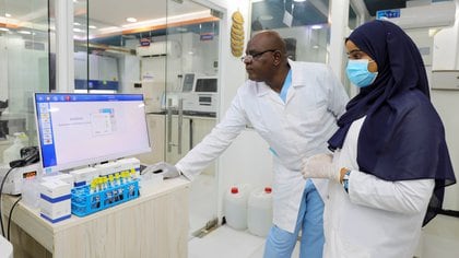 El estudio clínico tendrá lugar en 19 centros de esos 13 países a través del consorcio ANTICOV, que agrupa a 26 organizaciones africanas e instituciones internacionales de investigación - REUTERS/Feisal Omar