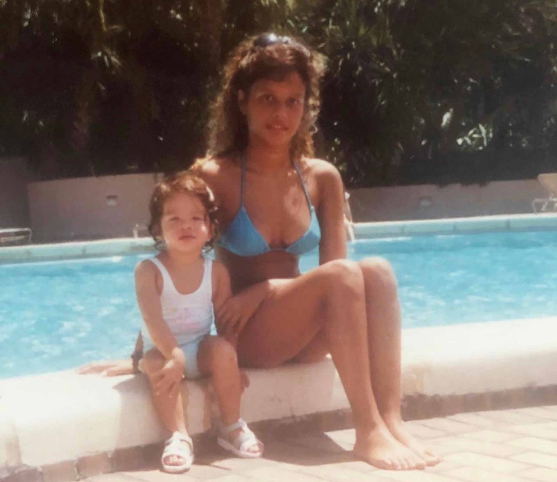 Julieta Ortega, a los 14 años, junto a su hermana Rosario en la casa de Coral Gables, Miami, donde vivieron a mediados de los años 80