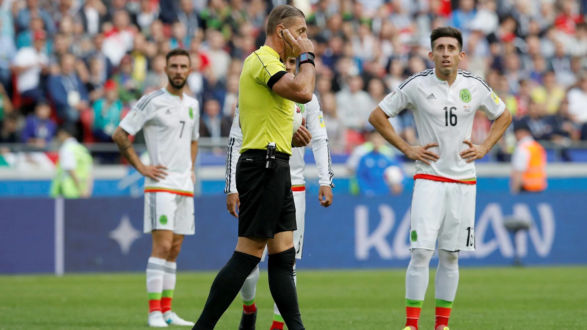 Néstor Pitana decidió apoyarse en el VAR para saber si el gol de Portugal fue válido (Reuters)