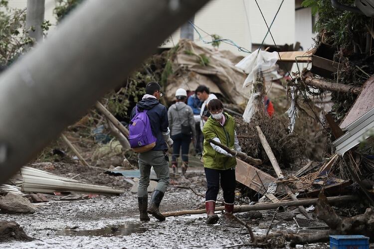 Escombros tras el desborde de un río en Nagano (AFP)