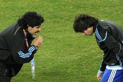 Maradona tuvo críticas y elogios para Messi a lo largo de su relación (Foto: AFP)