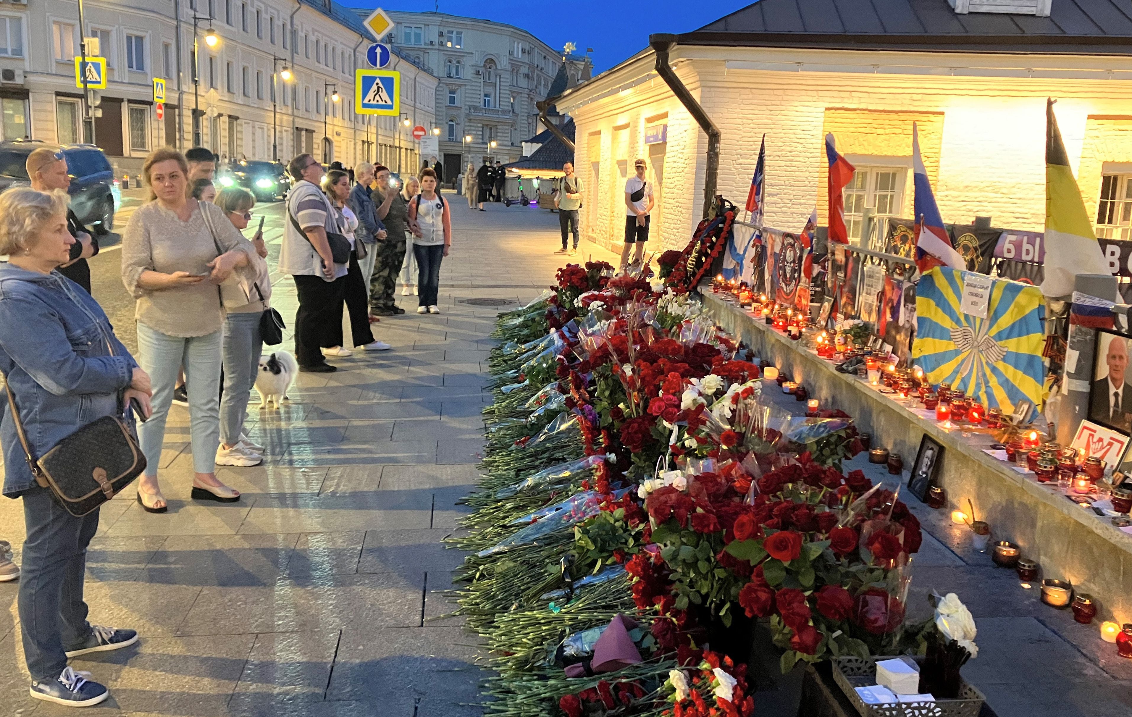 Un grupo de personas rinde homenaje a Prigozhin, en un monumento improvisado en Moscú (Hannah Wagner/dpa)

