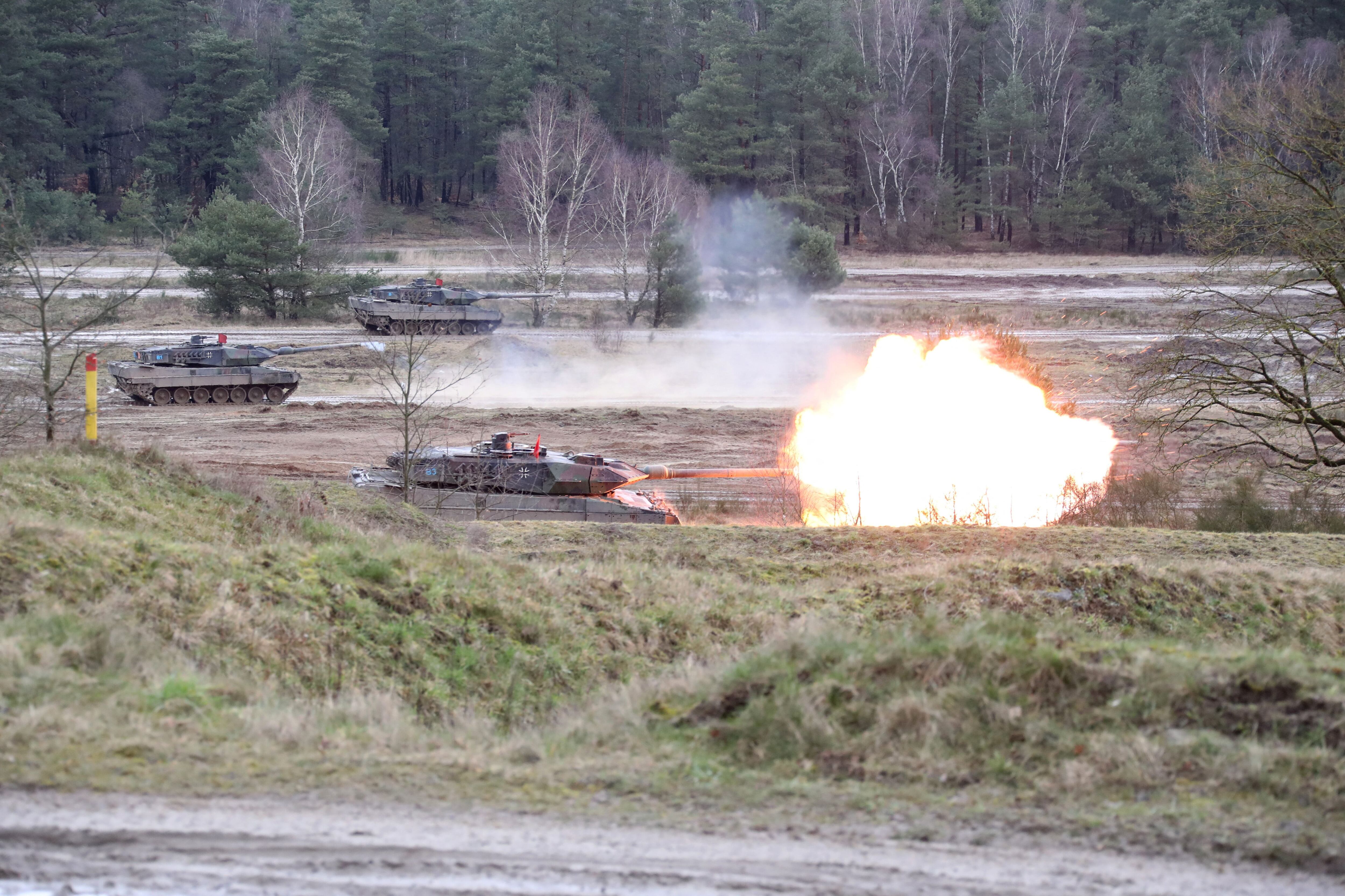 Disparo de un tanque Leopard 2 durante un entrenamiento de las fuerzas ucranianas (via Reuters)