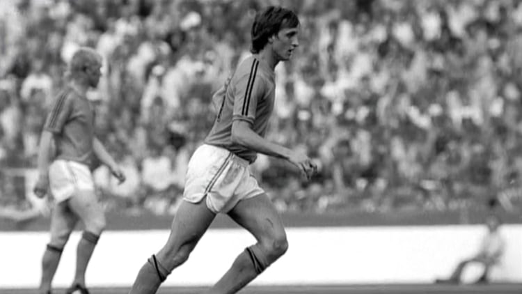 Johan Cruyff, fiel a Puma, le quita una de las tres tiras de la camiseta marca Adidas y se diferencia del resto del equipo