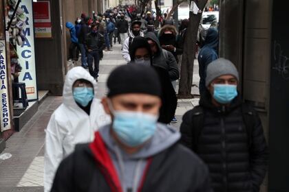 Gente con mascarillas en Chile (REUTERS/Ivan Alvarado)