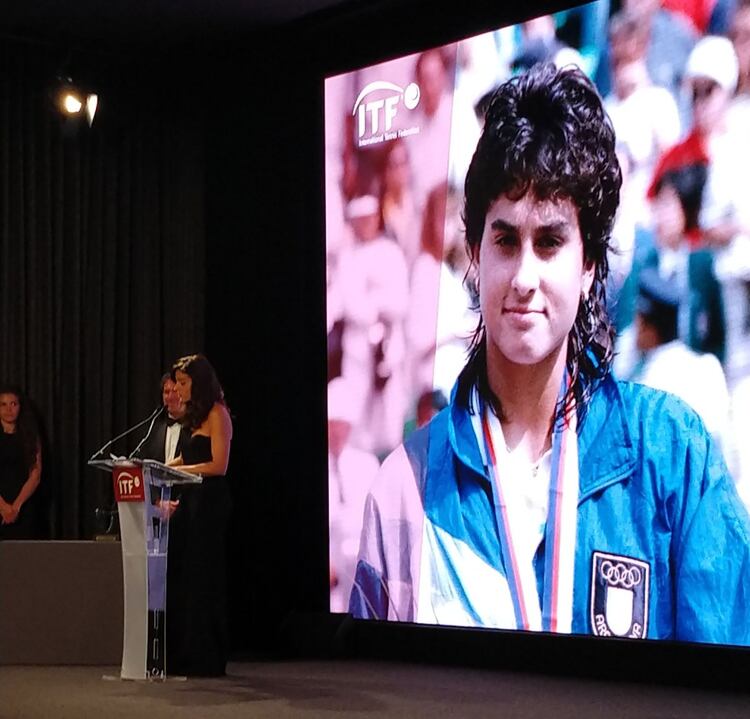 “El tenis me dio alas”, dijo la leyenda argentina luego de recibir el premio de ITF (@QuiqueCano)