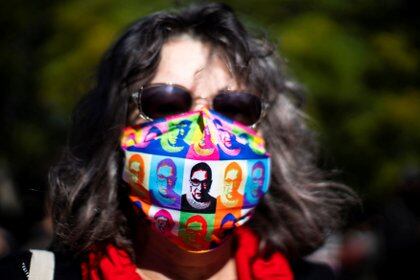 Una mujer con máscara facial con imágenes de la jueza Ruth Bader Ginsburg, quien falleció recientemente. REUTERS/Eduardo Munoz