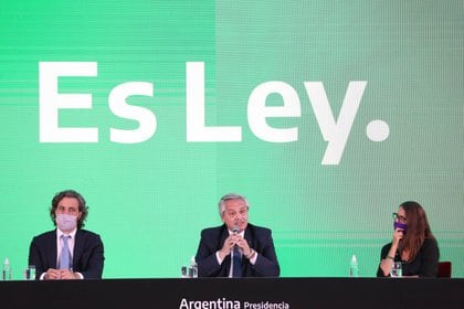 El presidente Alberto Fernández promulgó la Ley 27.610 el 15 de enero de 2021