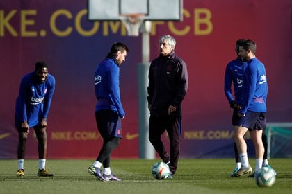 Fútbol Fútbol - Entrenamiento del FC Barcelona - Ciutat Esportiva Joan Gamper, Barcelona, ​​España - 18 de enero de 2020 El entrenador del FC Barcelona, ​​Quique Setien y Lionel Messi durante el entrenamiento REUTERS / Albert Gea