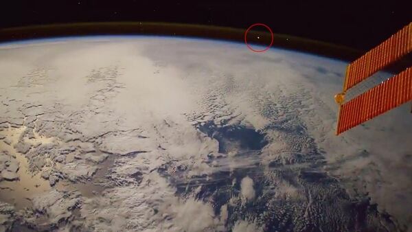 El momento en que el astronauta italiano comenzó a ver el meteorito por la ventana de la Estación Espacial Internacional (ESA)
