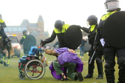Agentes dispersan a los manifestantes en Ámsterdam (REUTERS/Eva Plevier)