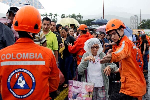 El flujo de personas era controlado por la Guardia Nacional venezolana y la policía del estado Táchira, así como por autoridades consulares y la policía colombiana (Reuters)