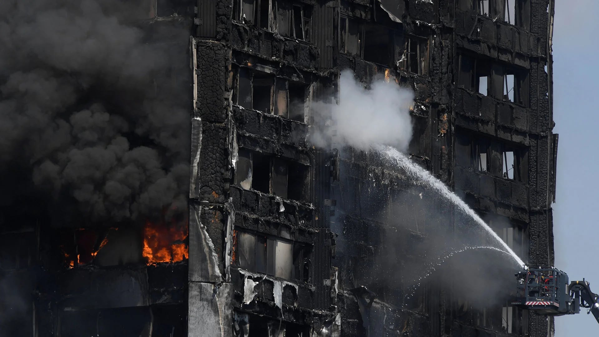 Tras horas de continuos incendios, los bomberos lograron controlarlo,pero focos de llamas seguían encendidos esta mañana en Londres (Reuters)