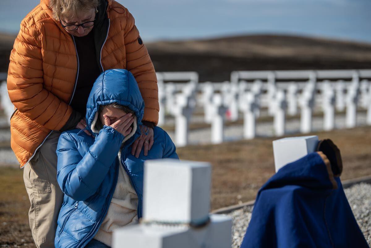 Los familiares hicieron tres visitas al cementerio, y dejaron rosarios en las cruces de las tumbas (Stephanie Bridger)