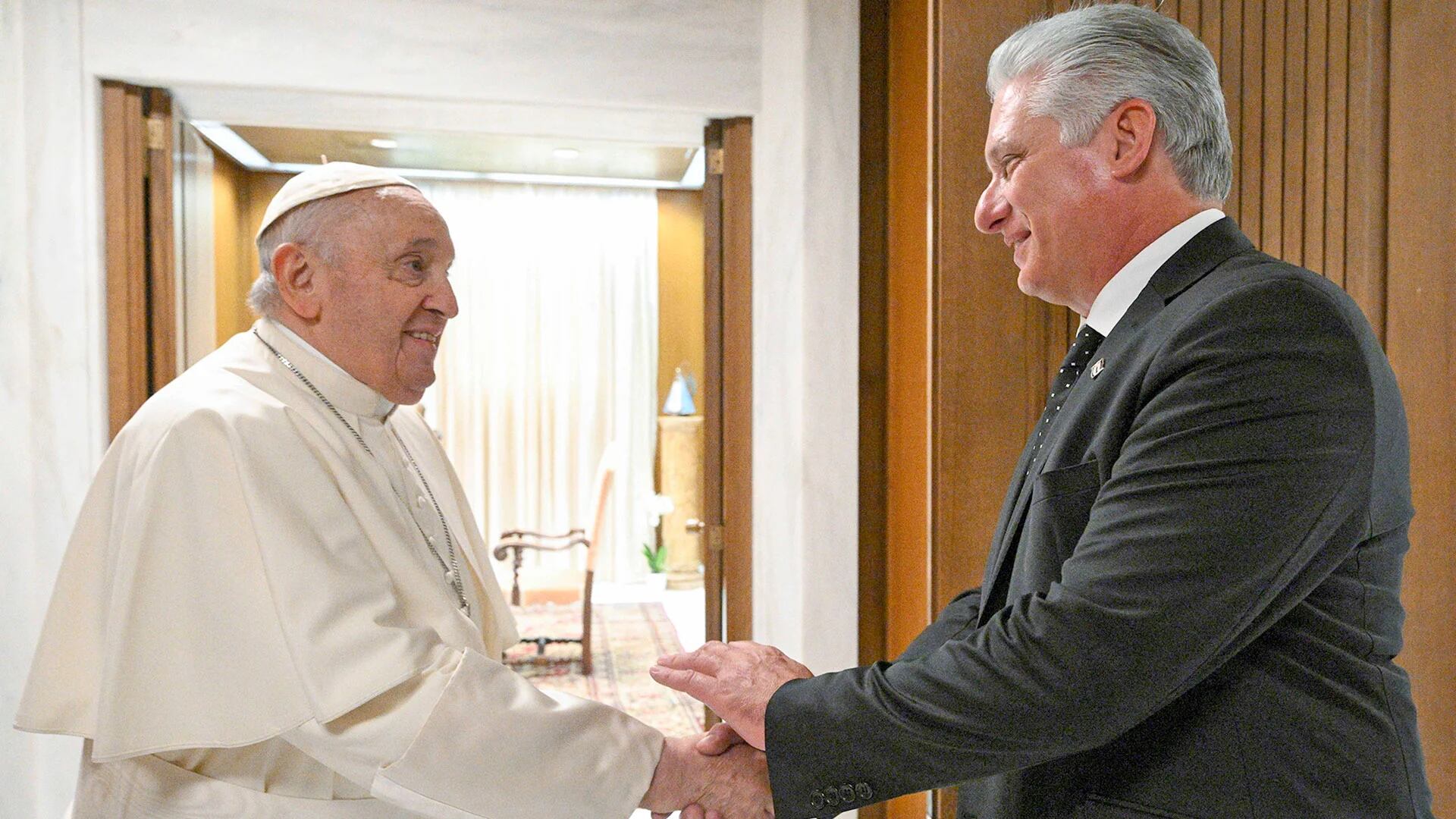 El papa Francisco y el dictador cubano Miguel Díaz-Canel conversaron durante 40 minutos en el Vaticano