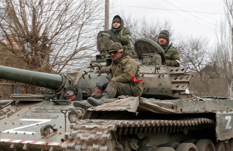 Un tanque con la letra "Z" en el asentamiento controlado por los separatistas de Buhas (Bugas) (Foto: Reuters)