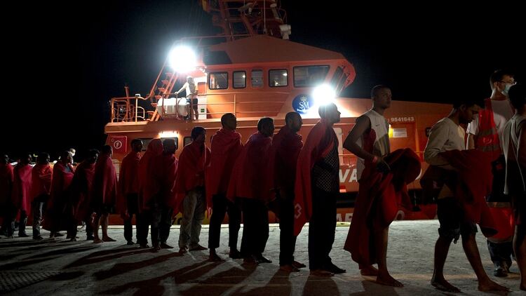 Más de doscientos migrantes de tres embarcaciones fueron rescatados por España (AFP)