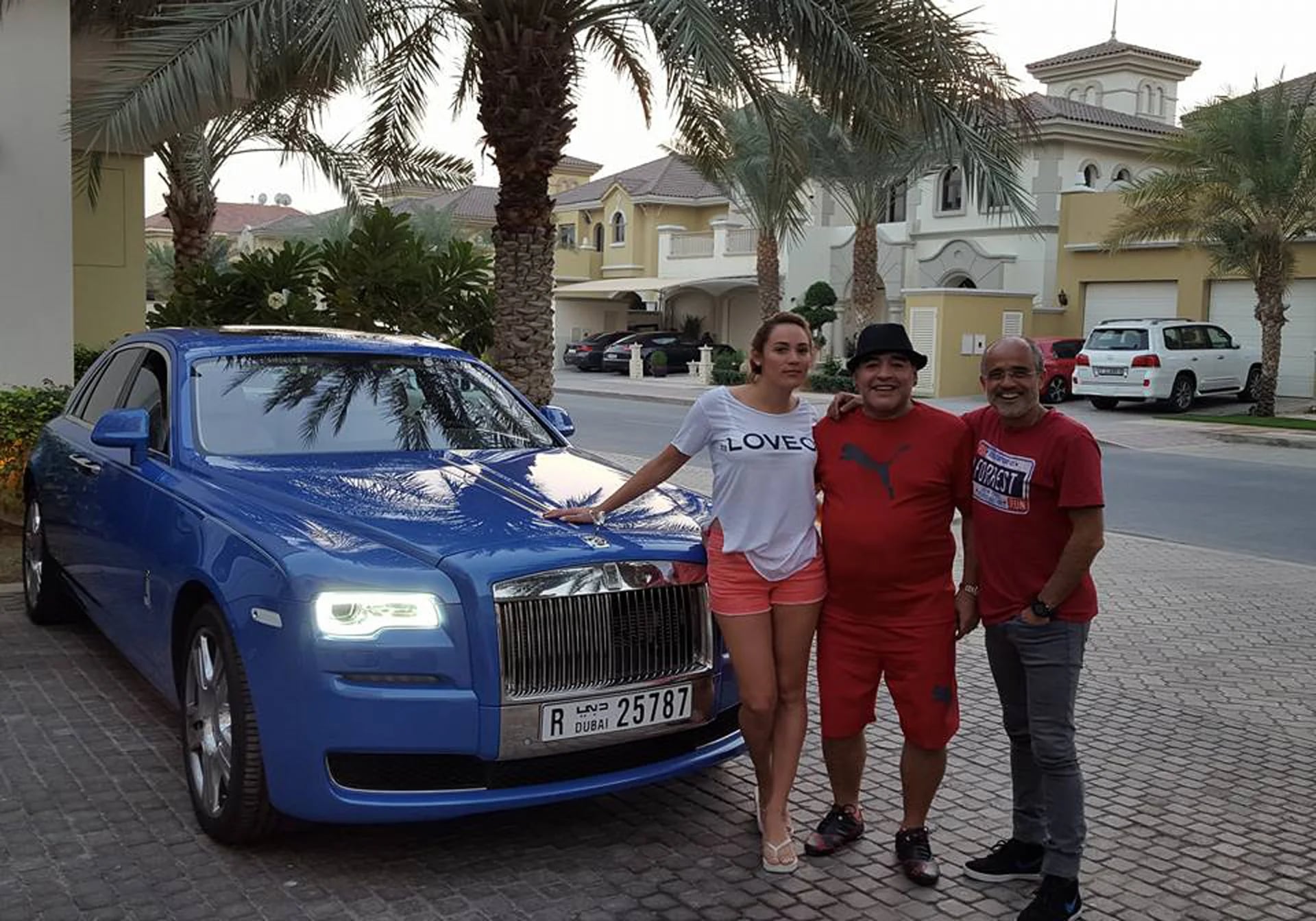 Con un Rolls-Royce en Dubái, junto a Rocío Oliva y Daniel Arcucci