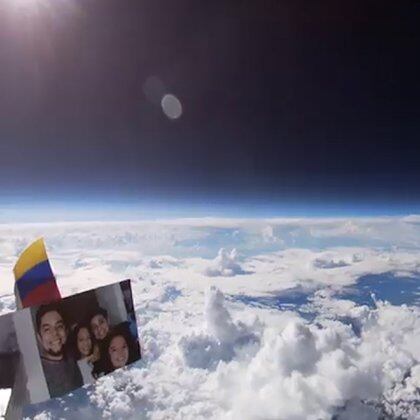 El negro espacio y el sol se ven por encima de la sonda enviada a la estratosfera por el influencer colombiano. 