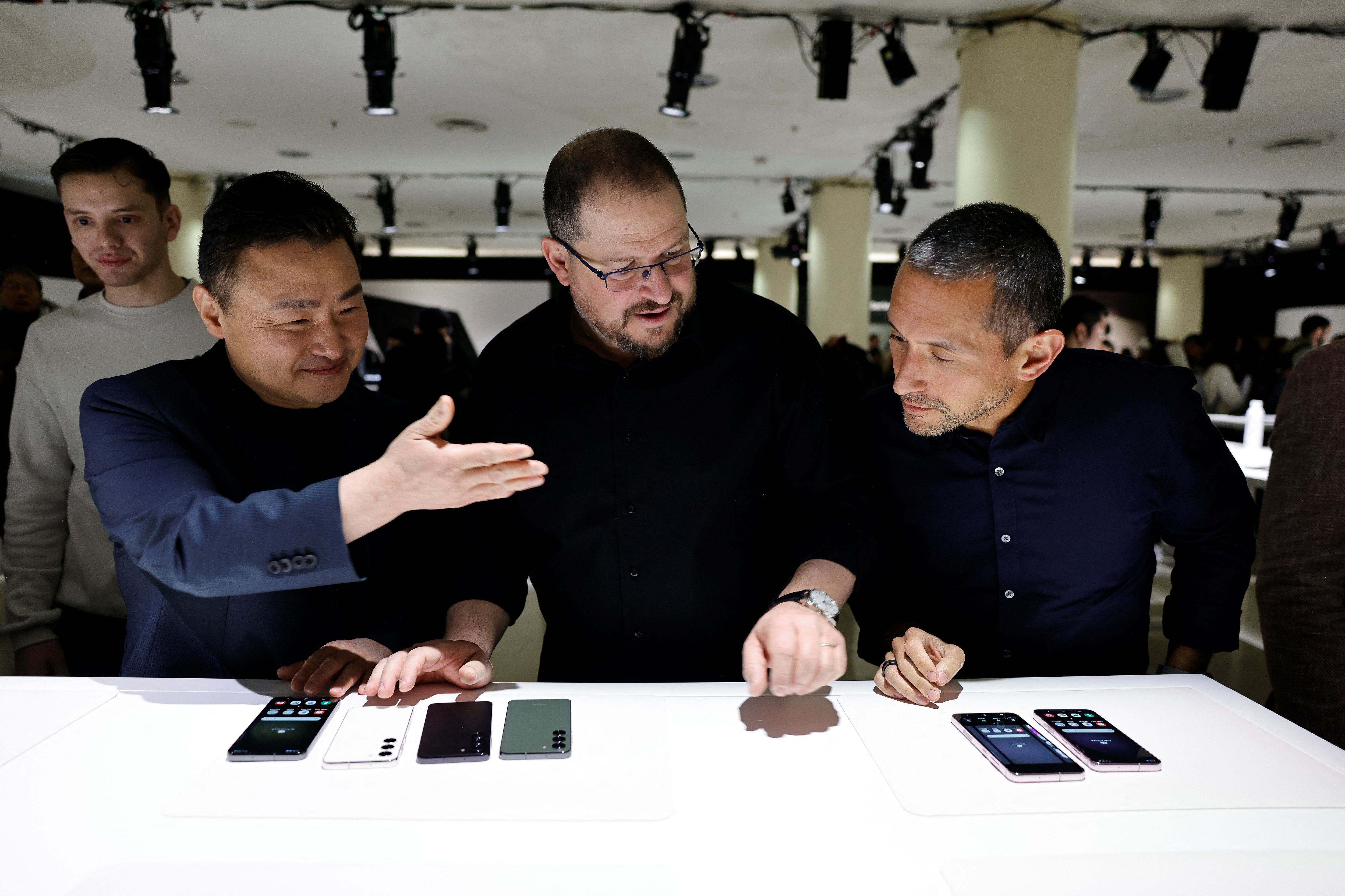 TM Roh, junto a Cristiano Amon, presidente y CEO de Qualcomm, y Hiroshi Lockheimer, directivo de Google, durante la presentación del nuevo Galaxy S23 (REUTERS/Peter DaSilva)