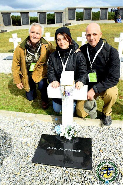 En marzo de 2019, en el Segundo Viaje Humanitario a las islas, junto a familiares del Sargento Primero Mateo Sbert, muerto en combate.
(Comisión de Familiares de Caídos en Malvinas e Islas del Atlántico Sur)