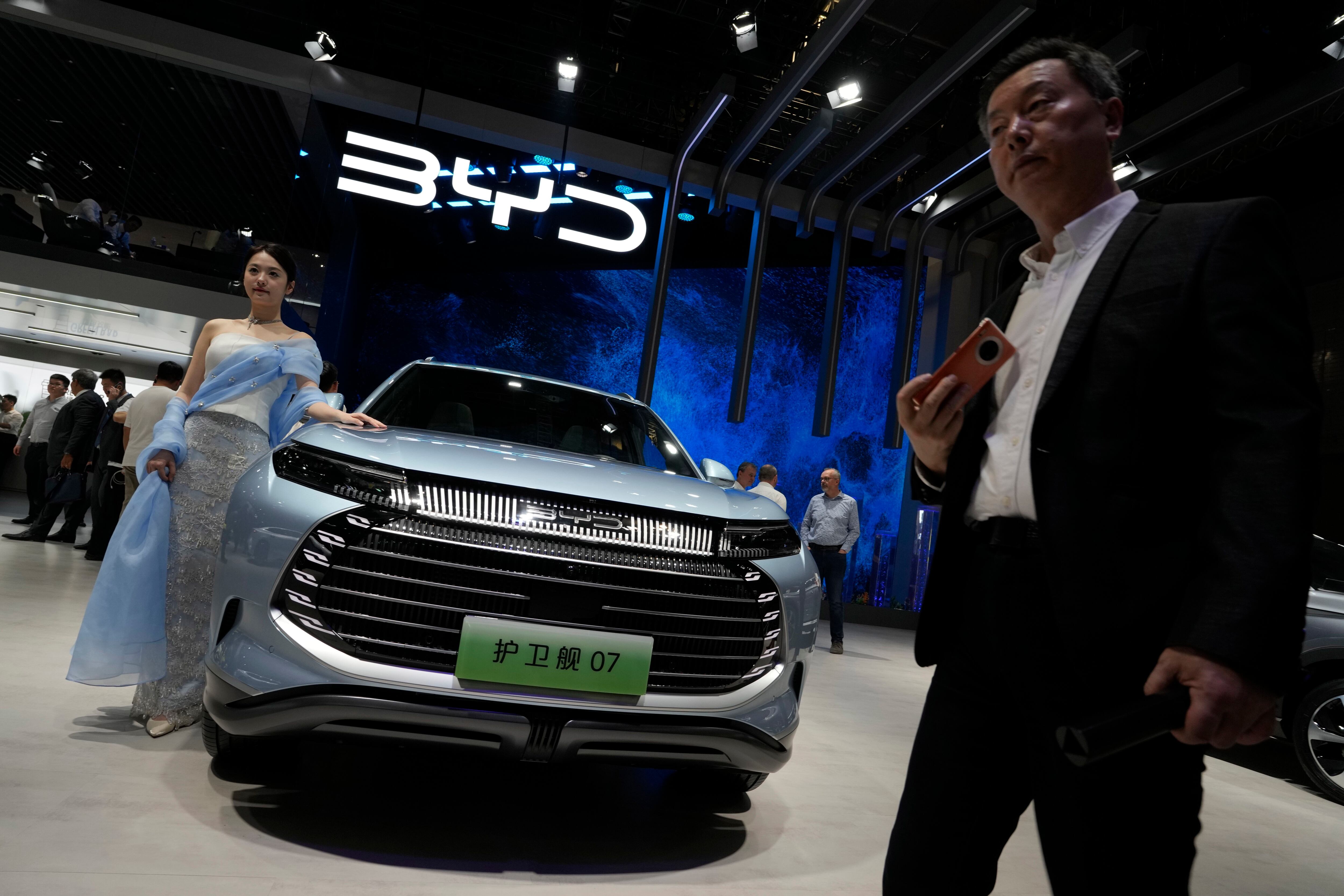 Un showroom de la automotriz china BYD (Build Your Dreams) principal fabricante mundial de vehículos eléctricos, posición sustentada en la producción china de baterías de litio, muy dependiente de materia prima importada (AP)