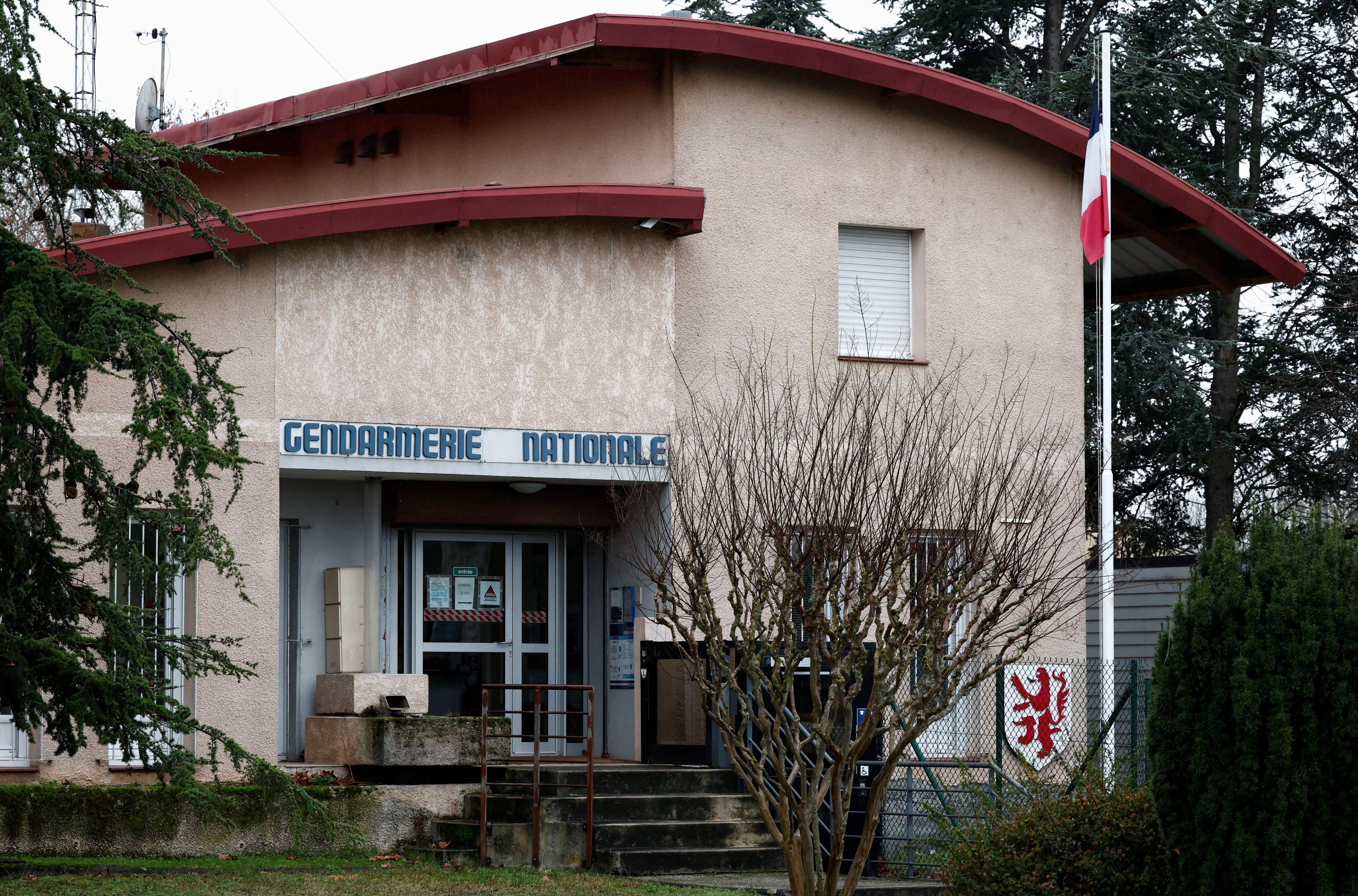 Esta es la estación de policía francesa en la que se presentó Alex Batty junto con la persona que lo rescató en una ruta de Francia (REUTERS/Stephane Mahe)