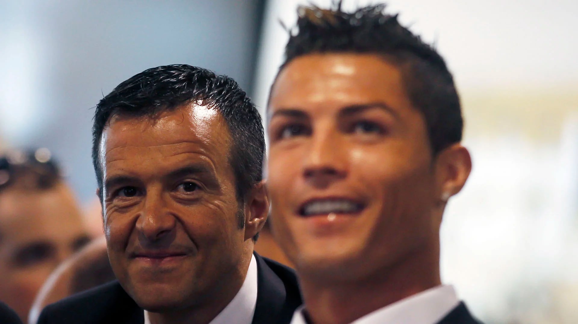 Jorge Mendes, agente de Ronaldo, junto a su representado (Reuters)