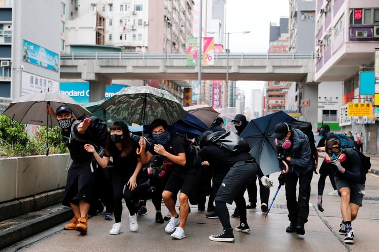 La excolonia británica es escenario desde hace cuatro meses de una crisis política sin precedentes desde su retrocesión a China, en 1997, con manifestaciones casi diarias para reclamar mayores libertades y denunciar las crecientes injerencias de China en los asuntos de la región, semiautónoma (Reuters)