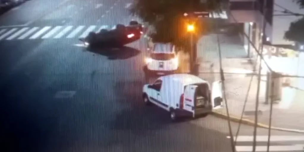 Video: un conductor alcoholizado chocó contra dos vehículos y volcó en Colegiales 