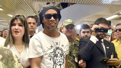 Dalia López, prófuga y con pedido captura internacional, fue quien recibió a Ronaldinho en su llegada a Asunción.