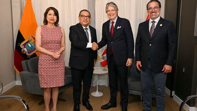 El premier Alberto Otárola y el presidente ecuatoriano Guillermo Lasso.