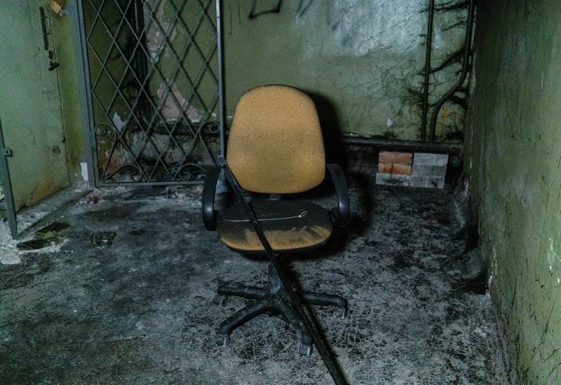 Ataduras de plástico para la tortura y una silla rota en un sótano de un edificio de oficinas, donde los fiscales dicen que 30 personas fueron retenidas dos meses durante una ocupación rusa en Kherson (Reuters/archivo)