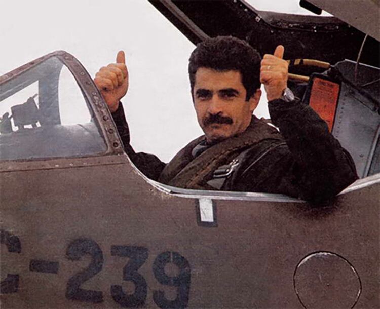 El legendario piloto combate de la Fuerza Aérea, Pablo Carballo, a bordo de su Skyhawk, uno de los halcones en Malvinas