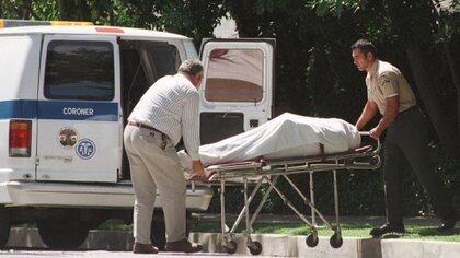 Oficiales del Juzgado de Instrucción de Los Angeles se llevan el cuerpo del actor Phil Hartman de su casa de Encino el 28 de mayo de 1998. FSP/RC