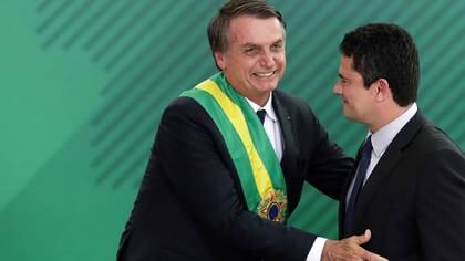Bolsonaro, tras asumir la presidencia, toma juramento a Sergio Moro como ministro de Justicia y Seguridad, el 1 de enero de 2019 (AP)