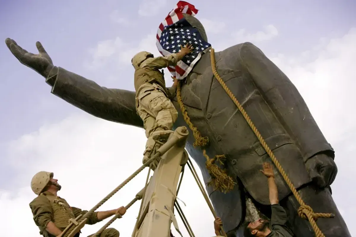 Caída de la estatua de Saddam, Irak 2003.
